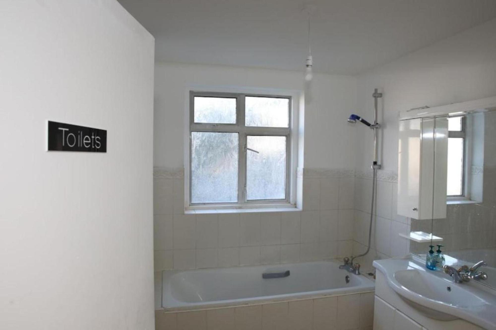 Oyo Timi Holiday Homes Londra Exterior foto